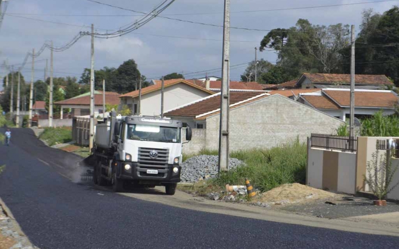 Ruas na Vila Beraldo começam a receber asfalto
