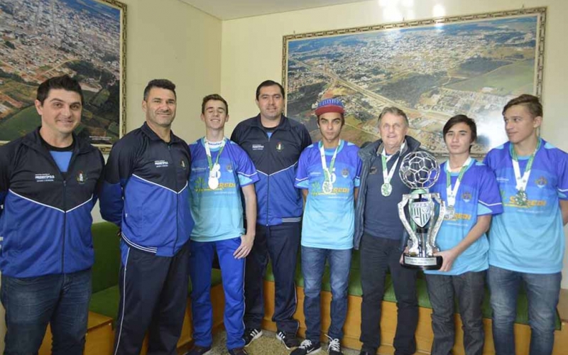 Visita dos vices-campeões paranaenses sub-17 ao prefeito Adelmo