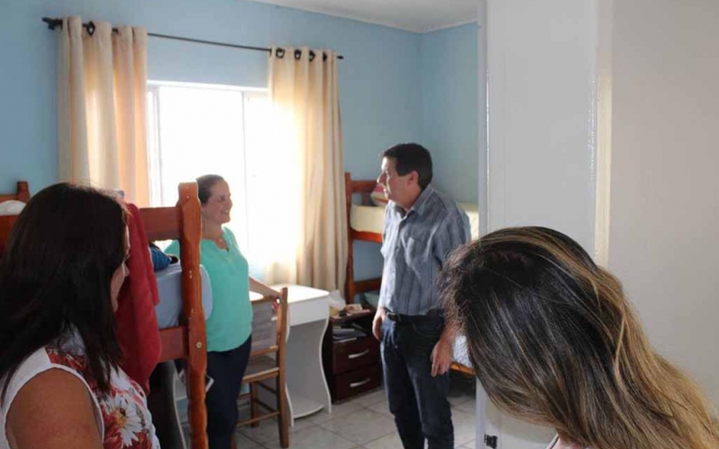 O Prefeito em exercício José Adilson dos Santos visitou hoje a Casa Lar
