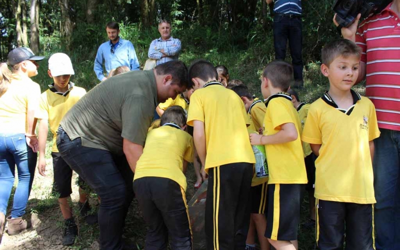 Em comemoração ao Dia Mundial da Água Prefeitura realiza a soltura de alevinos no Rio dos Patos