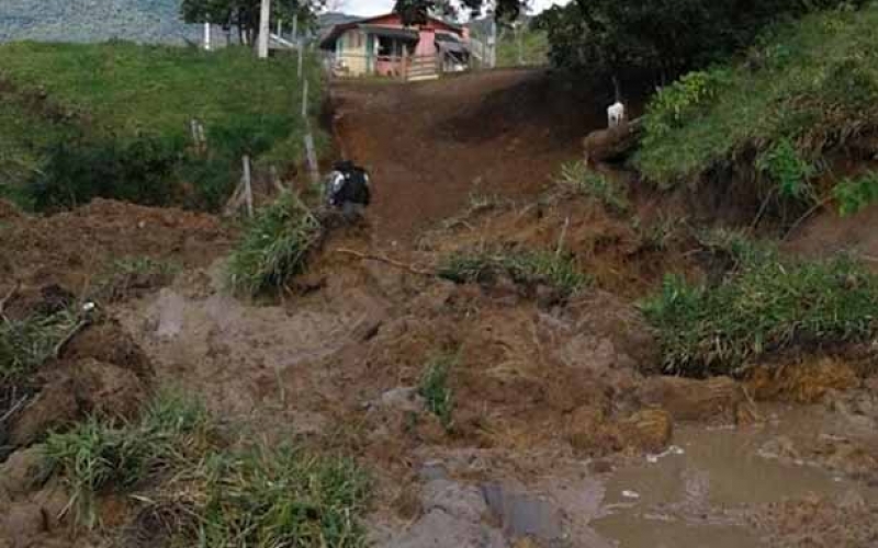 Chuvas causam deslizamento na comunidade de Perobas interior de Prudentópolis