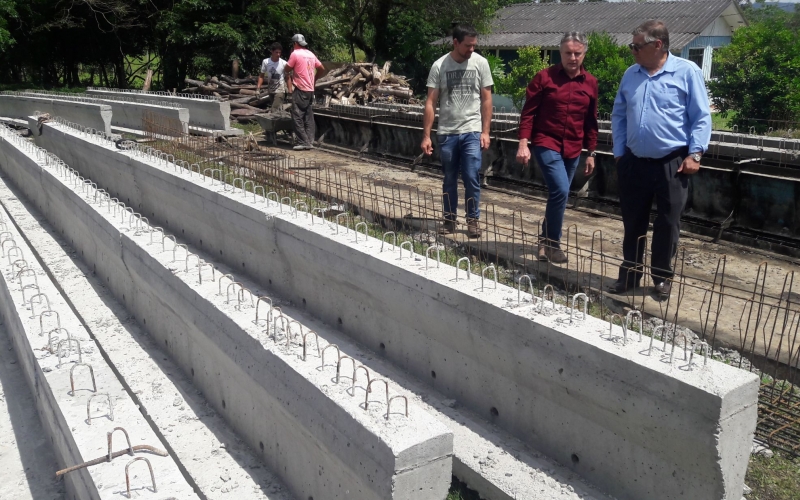 Prefeito vistoria a obra da nova ponte de concreto na comunidade de Jaciaba