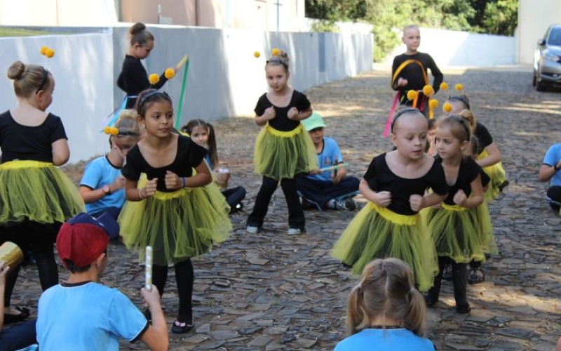 Alunos da Escola do Campo da Barra Bonita realizam apresentação durante evento do Sicredi.