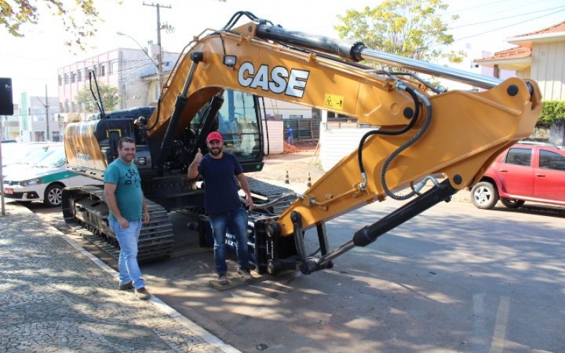 Município adquire uma nova escavadeira hidráulica