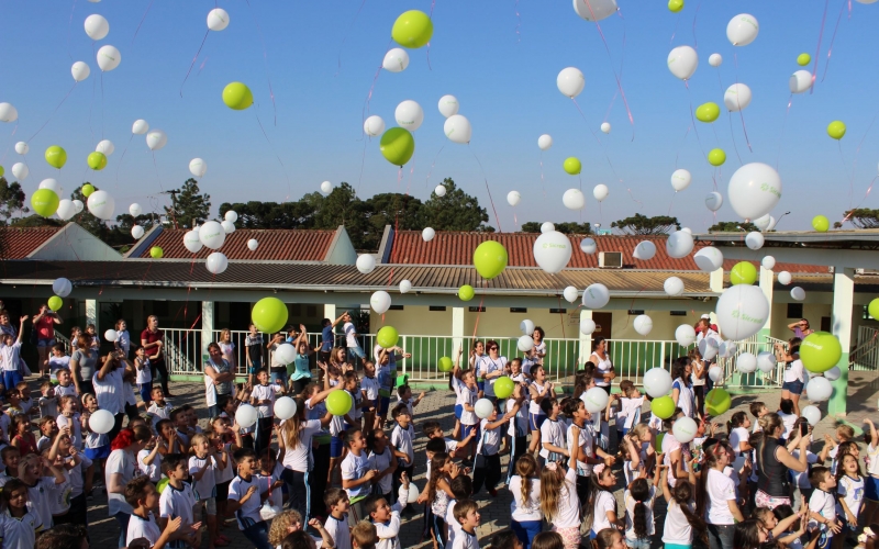 No dia da árvore,alunos da Escola Clotilde lançam  balões com sementes de árvores nativas.