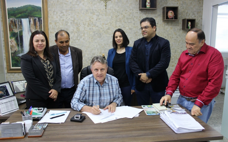 Prefeitura e Faculdade Guairacá realizam a assinatura do protocolo de intenções.