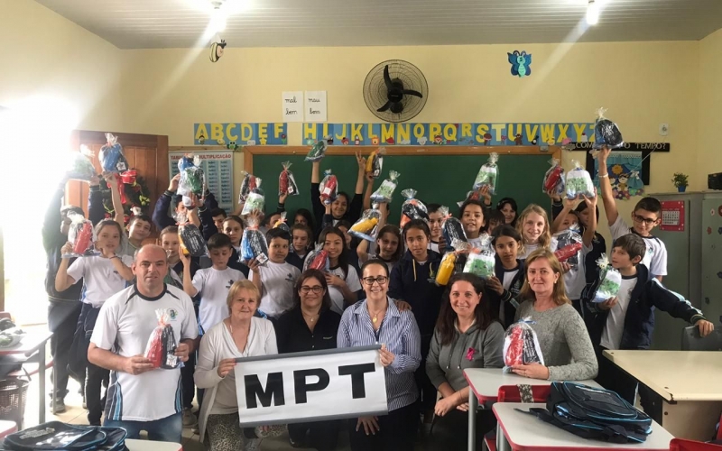 Alunos do 5° ano da Escola Municipal Tiradentes recebem kits Prêmio MPT-PR na escola